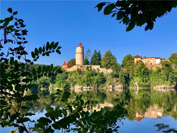 Skupina turistů na palubě výletní lodi na Orlíku | Orlík a Zvíkov s plavbou
