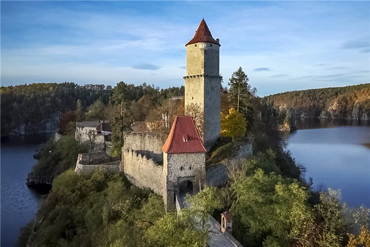 Pohled na hrad Zvíkov nad soutokem Vltavy a Otavy | Orlík a Zvíkov s plavbou