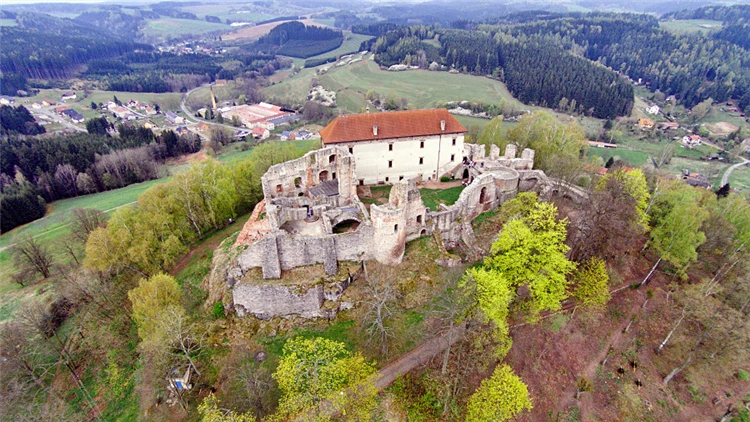 Hrad Pecka – zřícenina středověkého hradu v Podkrkonoší | Putování pohádkovým Podkrkonoším
