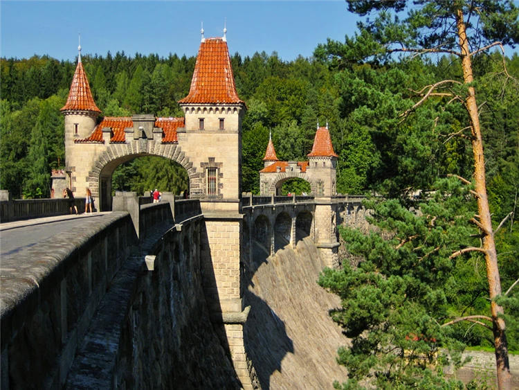 Přehrada Les Království v Podkrkonoší – pohled na přehradní hráz | Putování pohádkovým Podkrkonoším