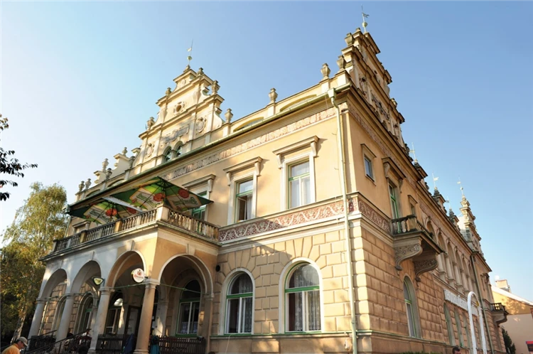 Lázně Bělohrad – lázeňská budova v centru města | Putování pohádkovým Podkrkonoším