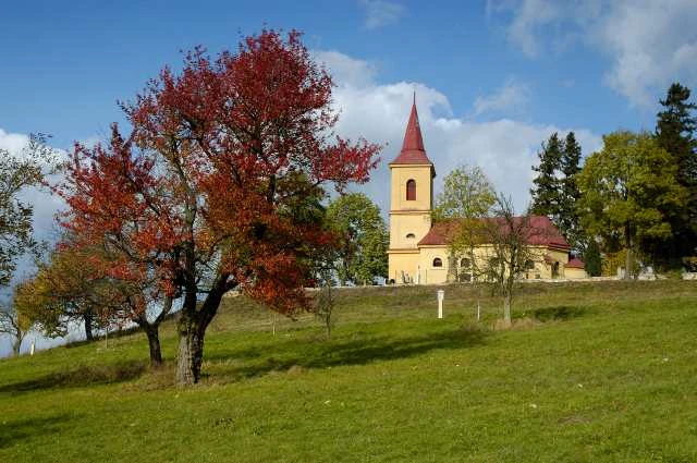 Kostel v Bysičkách – venkovský kostel v Podkrkonoší | Putování pohádkovým Podkrkonoším
