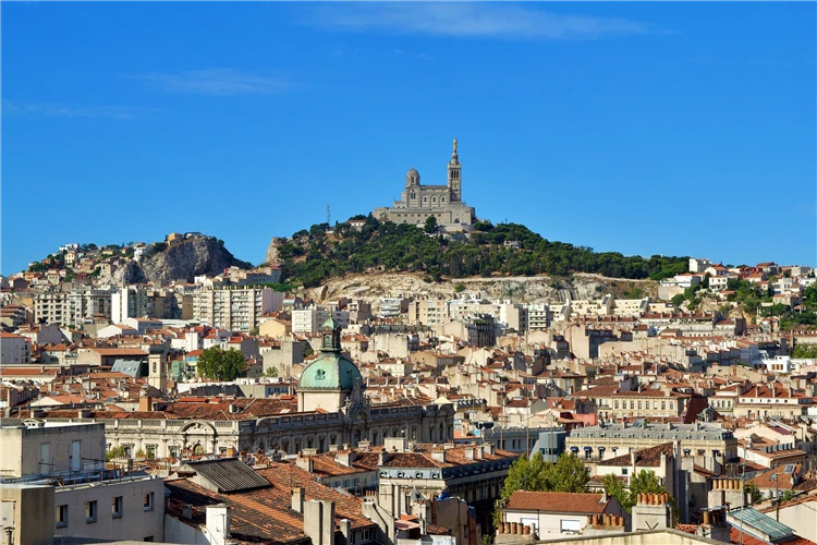 Marseille – pohled na přístav Vieux-Port za slunečného dne | Skryté perly Provence - program s koupáním v moři, jezeře i řece