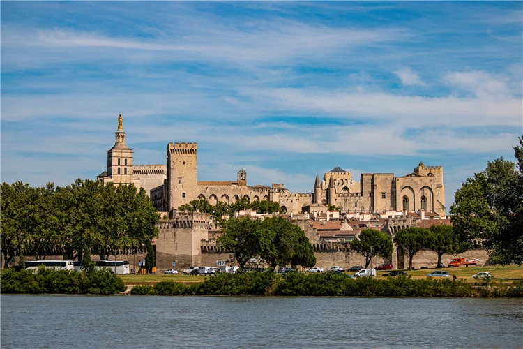 Typická vesnička v Provence se zahradou | Skryté perly Provence - program s koupáním v moři, jezeře i řece