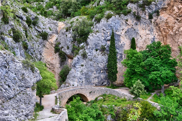 Malebné městečko Moustiers-Sainte-Marie v Provence | Skryté perly Provence - program s koupáním v moři, jezeře i řece