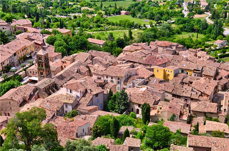 Ulička v Moustiers-Sainte-Marie s kvetoucími domy | Skryté perly Provence - program s koupáním v moři, jezeře i řece