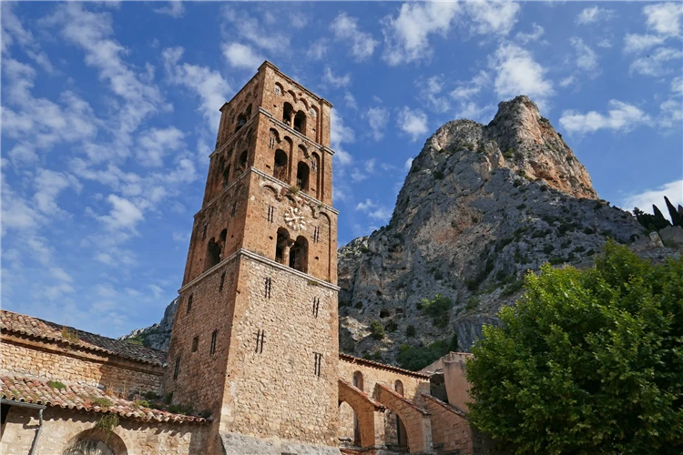 Historický kostel v Provence | Skryté perly Provence - program s koupáním v moři, jezeře i řece
