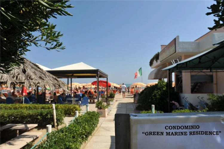 Večerní pohled na rezidenci Green Marine | Silvi Marina / Residence Green Marine