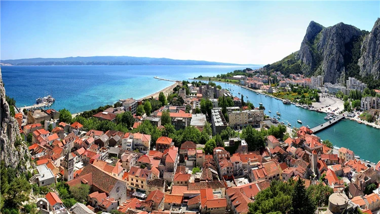 Panorama města Omiš s řekou Cetinou a mořem | Omiš-Duće / Apartmánový dům Michaljević