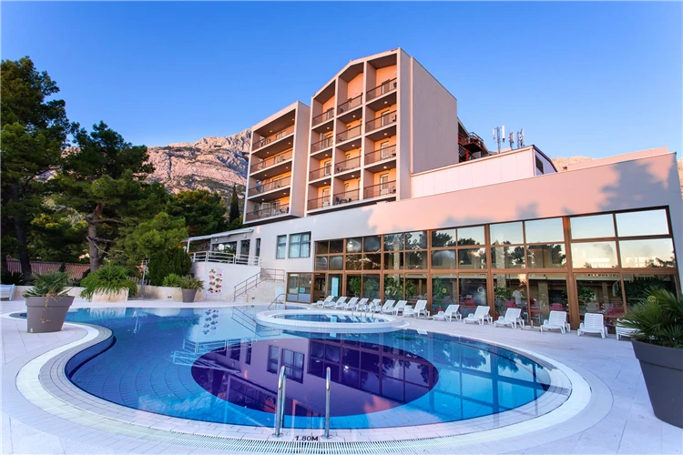 Pohled na Hotel Horizont v Baška Vodě | Baška Voda / Hotel Horizont