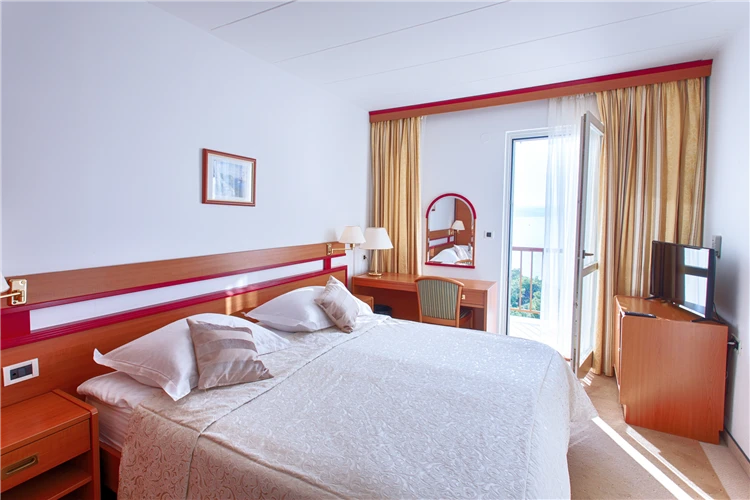 Hotelový bazén s výhledem na moře, Hotel Horizont | Baška Voda / Hotel Horizont