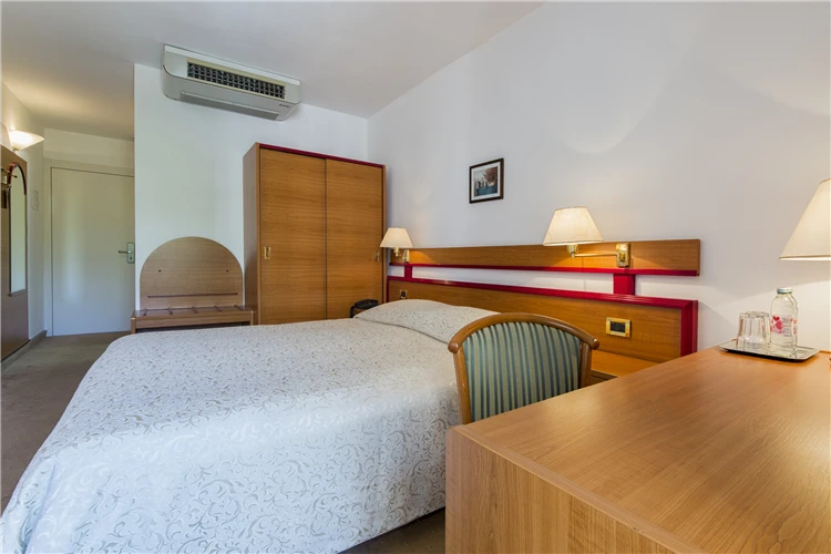 Pláž u Hotelu Horizont v Baška Vodě | Baška Voda / Hotel Horizont