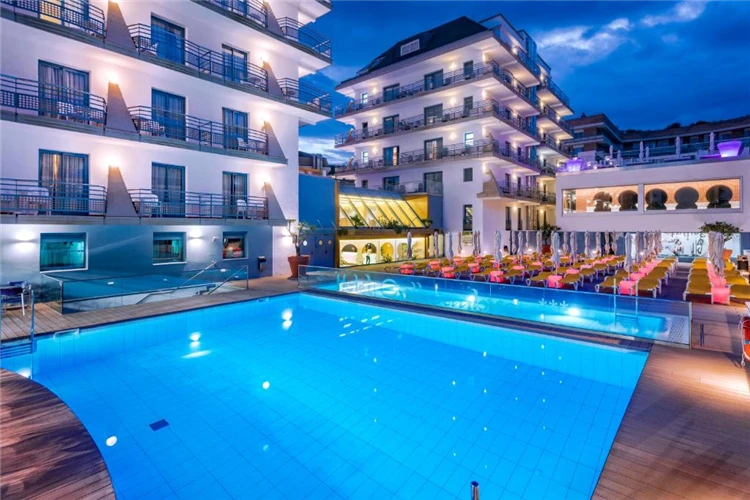 Venkovní bazén hotelu Alhambra v Santa Susanně | Santa Susanna / Hotel Alhambra