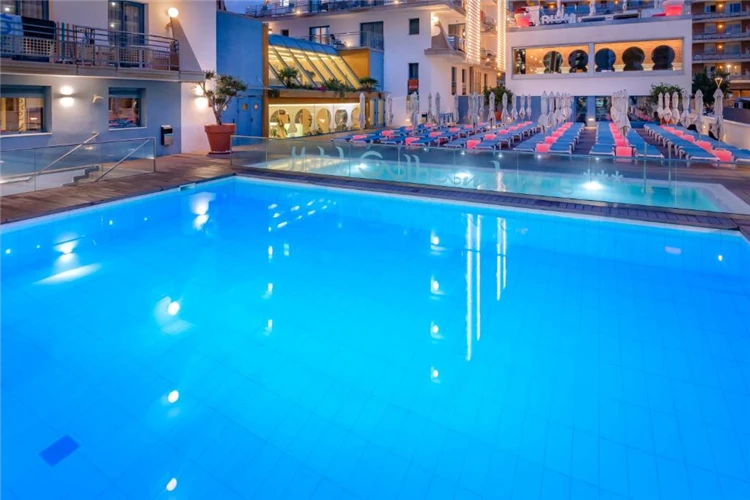 Bazén s lehátky v hotelu Alhambra | Santa Susanna / Hotel Alhambra