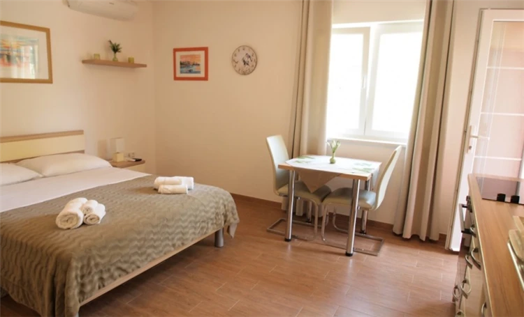 Apartmán A2 ve Villa Maris – obývací prostor s lůžky | Orebić / Villa Maris