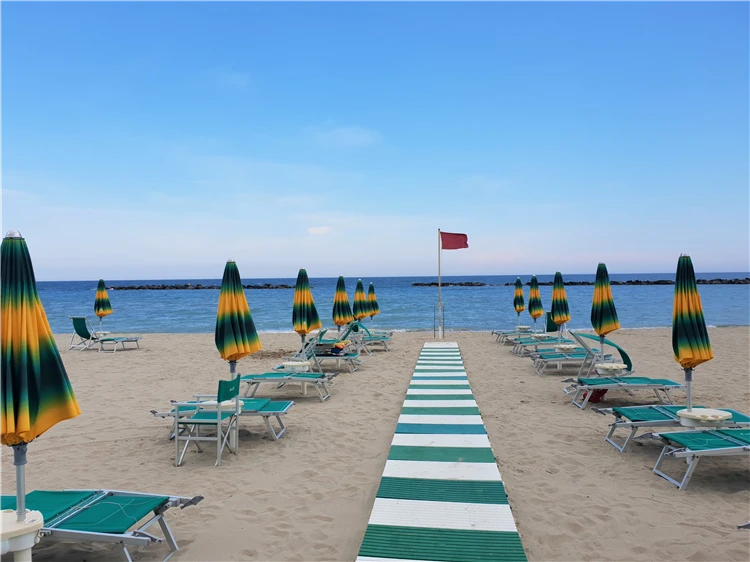 Odpolední posezení u hotelu Mocambo | San Benedetto del Tronto / Hotel Mocambo