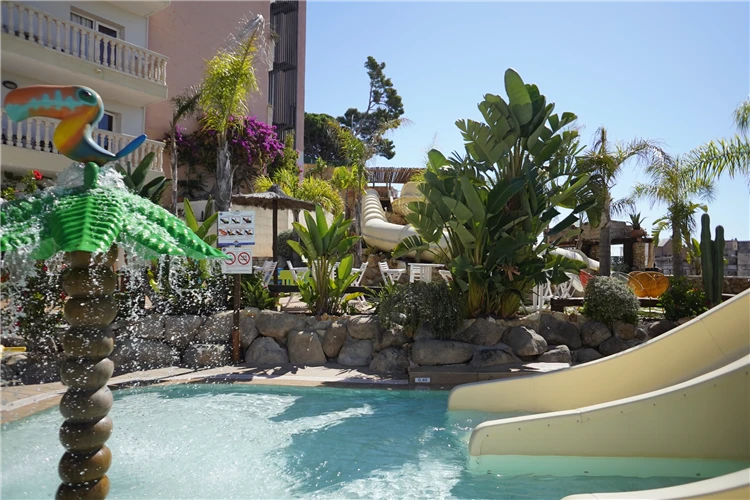 Osvěžující koupání v bazénu hotelu Alba Seleqtta | Lloret de Mar / Hotel Alba Seleqtta