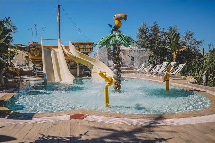 Bazén a okolní terasa hotelu Alba Seleqtta | Lloret de Mar / Hotel Alba Seleqtta