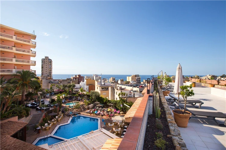 Pohled na bazén hotelu Alba Seleqtta za slunečného dne | Lloret de Mar / Hotel Alba Seleqtta