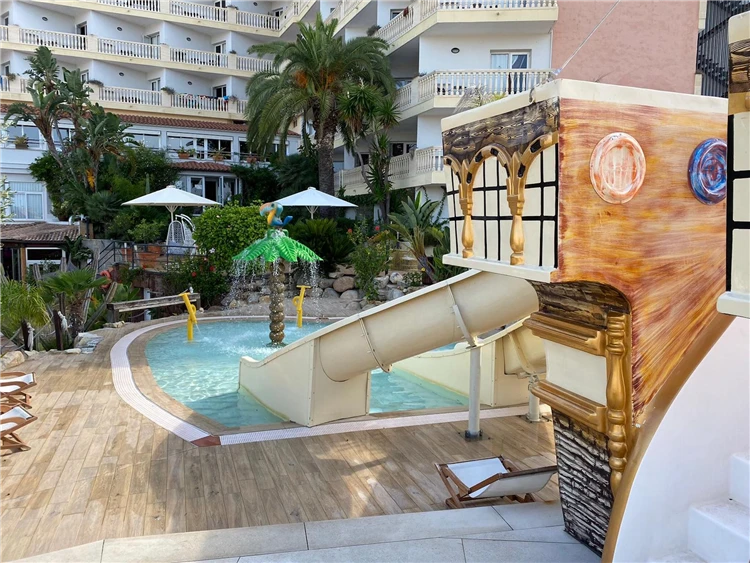 Bazén s čistou vodou a slunečníky v hotelu Alba Seleqtta | Lloret de Mar / Hotel Alba Seleqtta