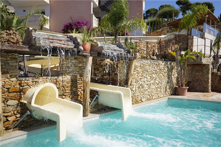 Relaxační zóna u bazénu hotelu Alba Seleqtta v Lloret de Mar | Lloret de Mar / Hotel Alba Seleqtta