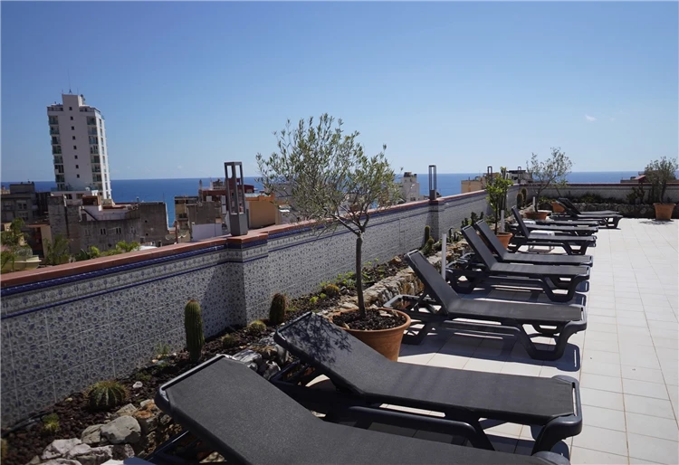 Solarium s lehátky na terase hotelu Alba Seleqtta | Lloret de Mar / Hotel Alba Seleqtta