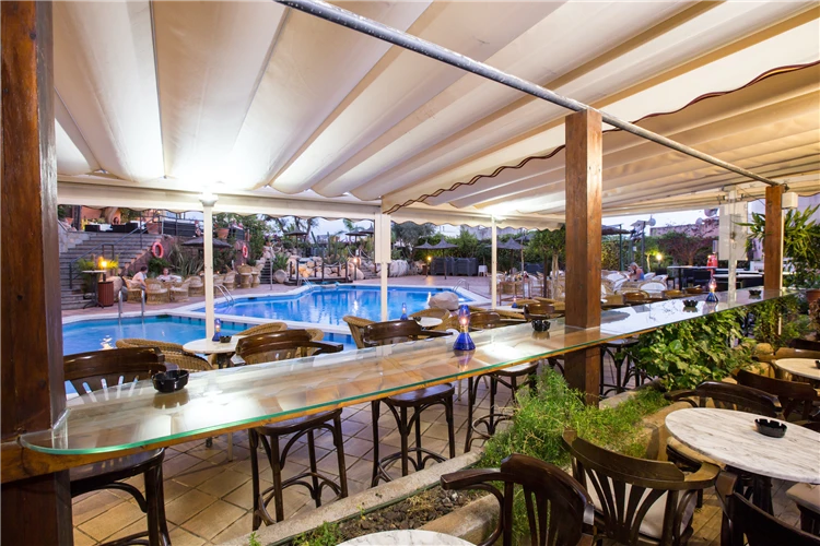Terasa s bazénem a výhledem v hotelu Alba Seleqtta | Lloret de Mar / Hotel Alba Seleqtta