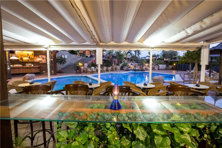 Bazénová terasa hotelu Alba Seleqtta v Lloret de Mar | Lloret de Mar / Hotel Alba Seleqtta