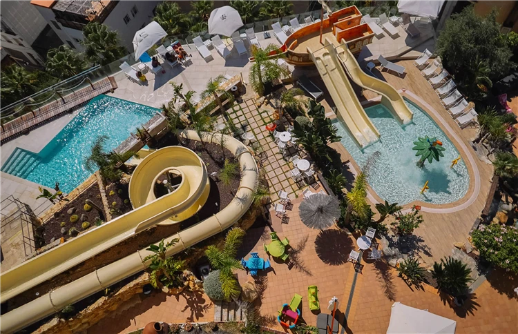 Vodní tobogány u bazénu hotelu Alba Seleqtta | Lloret de Mar / Hotel Alba Seleqtta