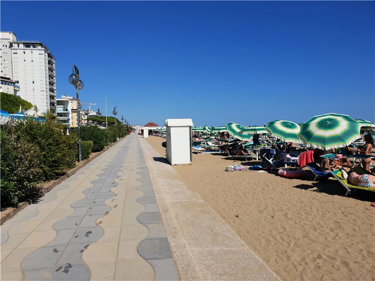 Hotel Bolivar – odpolední pohled na areál | Lido di Jesolo / Hotel Bolivar