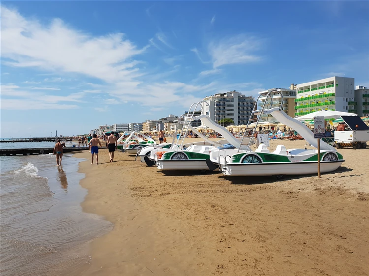 Okolí hotelu Bolivar v Lido di Jesolo dopoledne | Lido di Jesolo / Hotel Bolivar