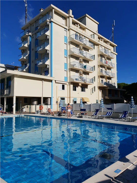 Odpolední pohled na hotel Bolivar v Lido di Jesolo | Lido di Jesolo / Hotel Bolivar