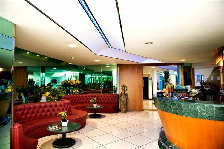 Residence Oltremare – bazén a relaxační zóna | San Benedetto del Tronto / Residence Oltremare