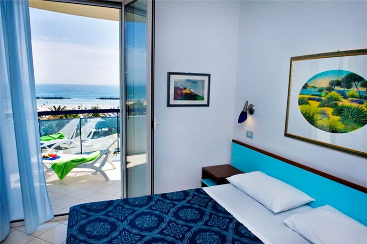 Residence Oltremare – venkovní terasa s posezením | San Benedetto del Tronto / Residence Oltremare