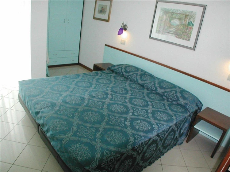 Residence Oltremare – ložnice s manželskou postelí | San Benedetto del Tronto / Residence Oltremare