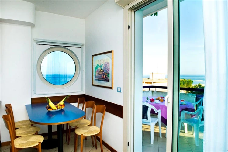 Residence Oltremare – balkon s výhledem do okolí | San Benedetto del Tronto / Residence Oltremare