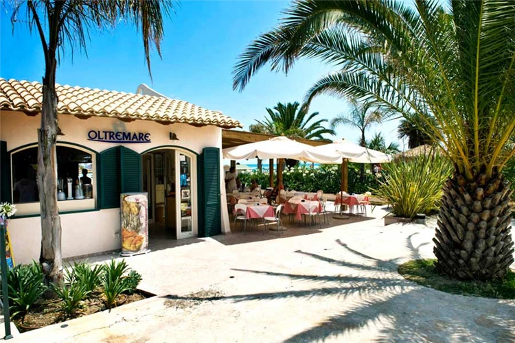 Residence Oltremare – večerní atmosféra areálu | San Benedetto del Tronto / Residence Oltremare