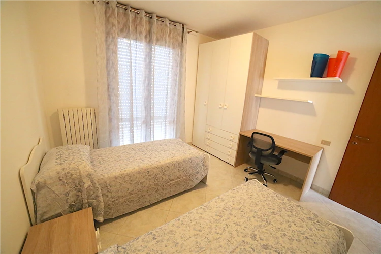 Apartmány Da Buglione – jídelní kout s stolem a židlemi | San Benedetto del Tronto / Apartmány Da Buglione