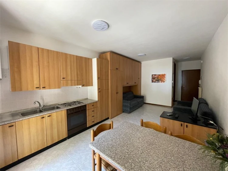 Residence Duca Degli Abruzzi – bazén s lehátky v letním slunci | Caorle / Residence Duca Degli Abruzzi