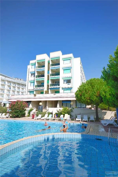 Residence Luxor Bibione – pohled na exteriér apartmánového komplexu | Bibione / Residence Luxor
