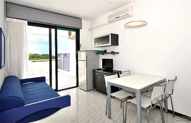 Residence Luxor – vybavený obývací pokoj apartmánu | Bibione / Residence Luxor