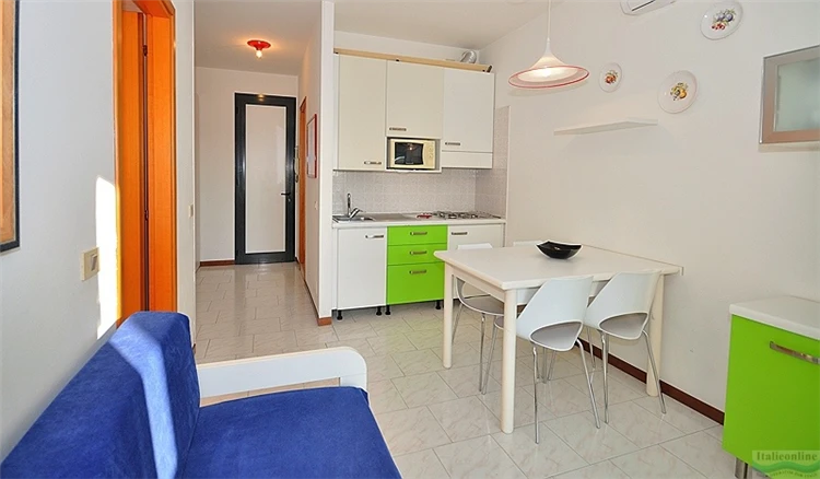 Residence Luxor Bibione – světlý obývací pokoj s pohovkou | Bibione / Residence Luxor