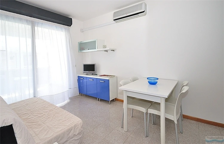 Residence Luxor – terasa apartmánu s nábytkem | Bibione / Residence Luxor