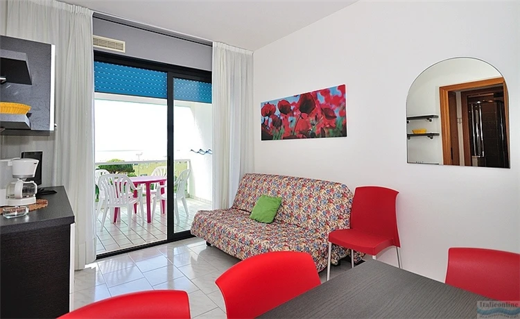 Residence Luxor – areál s bazénem a zelení | Bibione / Residence Luxor