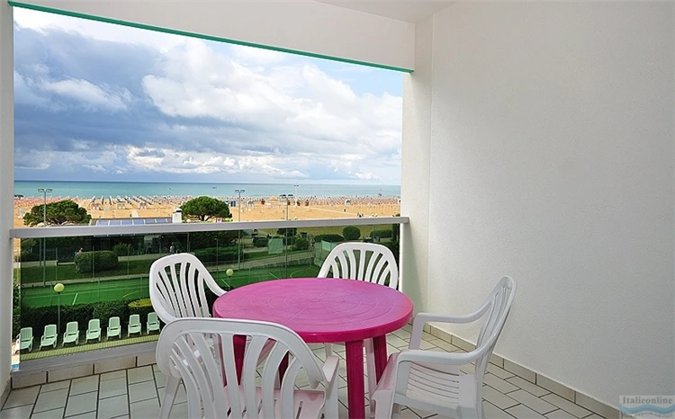 Residence Luxor – balkón s výhledem na bazén | Bibione / Residence Luxor