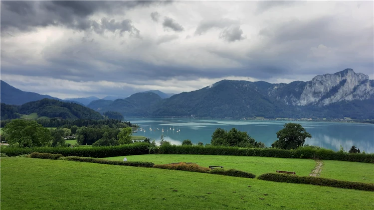 Výlet do NP Berchtesgaden – skupina turistů v přírodě | Den v NP Berchtesgaden - solné doly a soutěska
