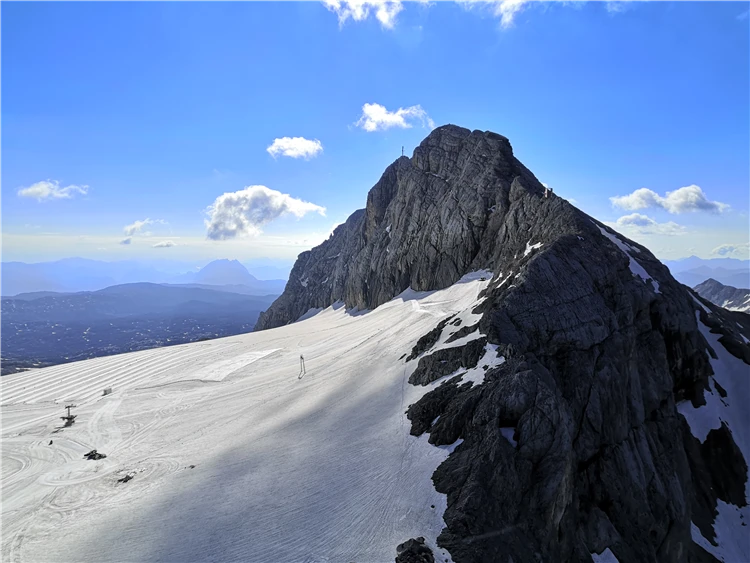 Ranní výhled na alpské hory v oblasti Dachsteinu | Ledovec Dachstein - pohodová letní turistika