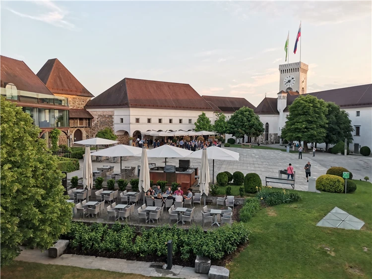 Nádvoří Lublaňského hradu s venkovní restaurací a hodinovou věží, Slovinsko | Slovinsko křížem krážem