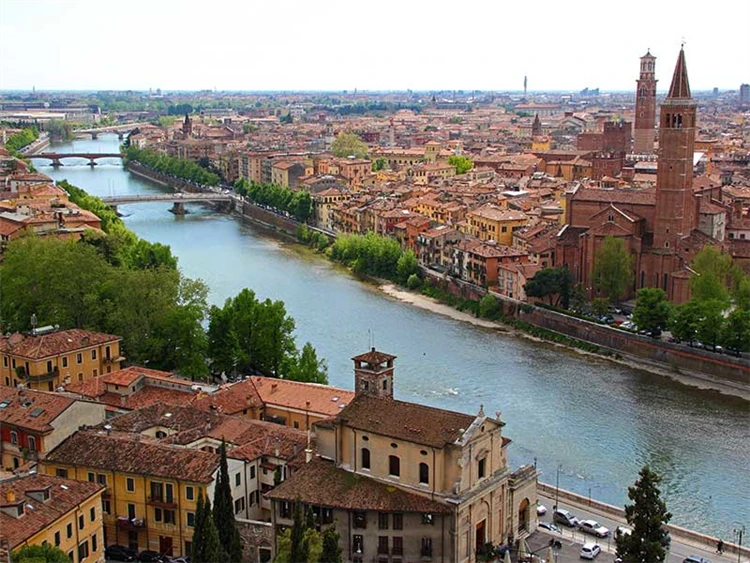 Panoramatický pohled na Veronu s historickými památkami | Benátky, Verona, Florencie a Lago di Garda