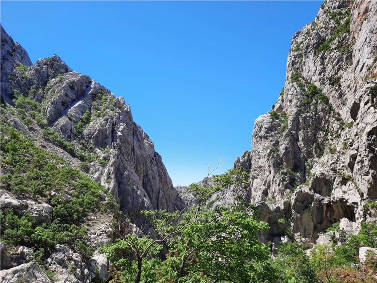 Horská krajina Národního parku Paklenica s útesy | Národní parky Chorvatska - Plitvice, Kornati a starobylý Zadar